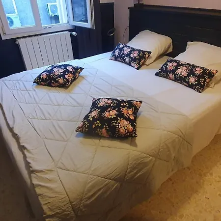 Hébergement de vacances Maison Cosy Intra-muros, Clim, Parking, Extérieur Aigues-Mortes